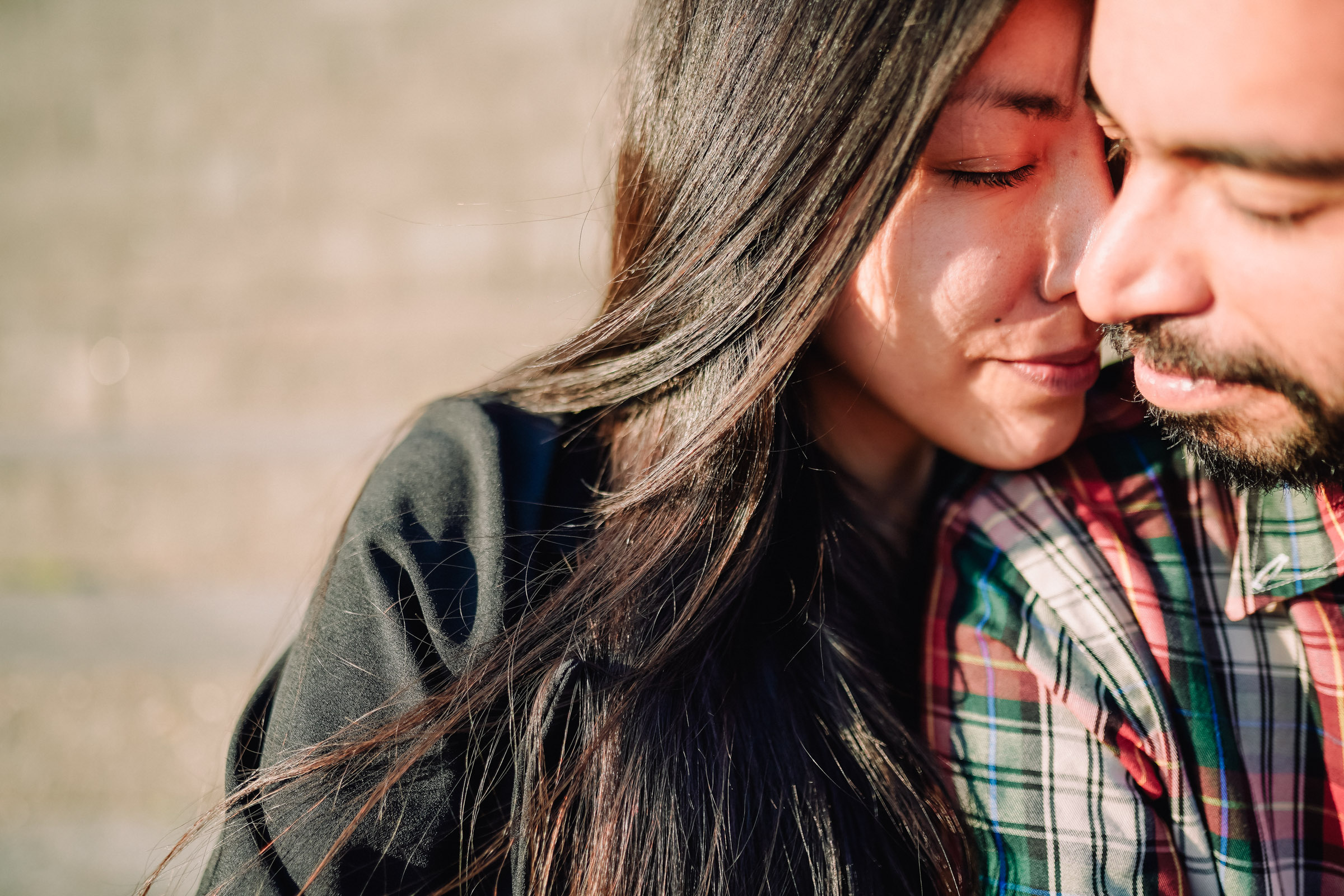 novios en un gesto enamorado
