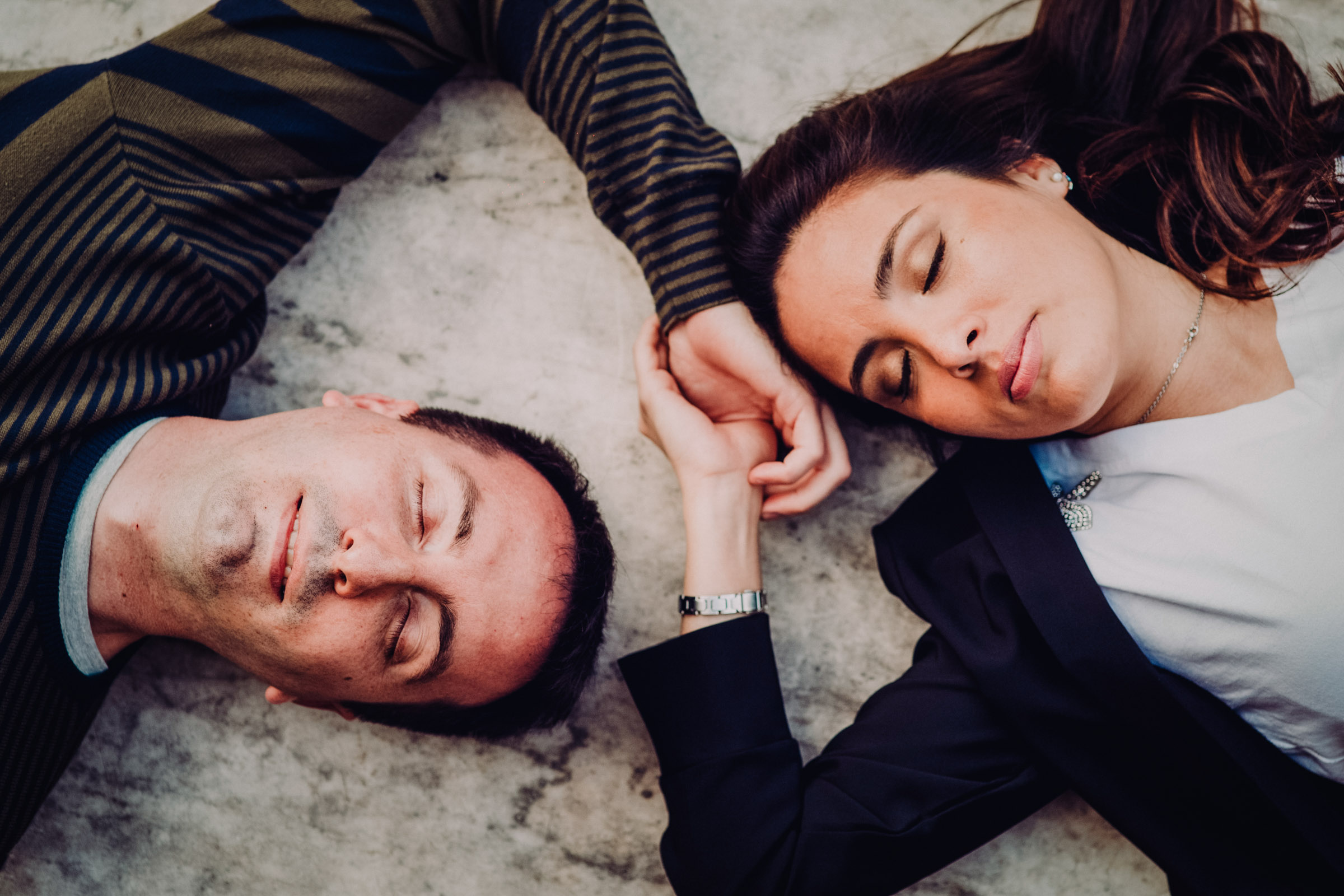 foto creativa de pareja acostada en el suelo